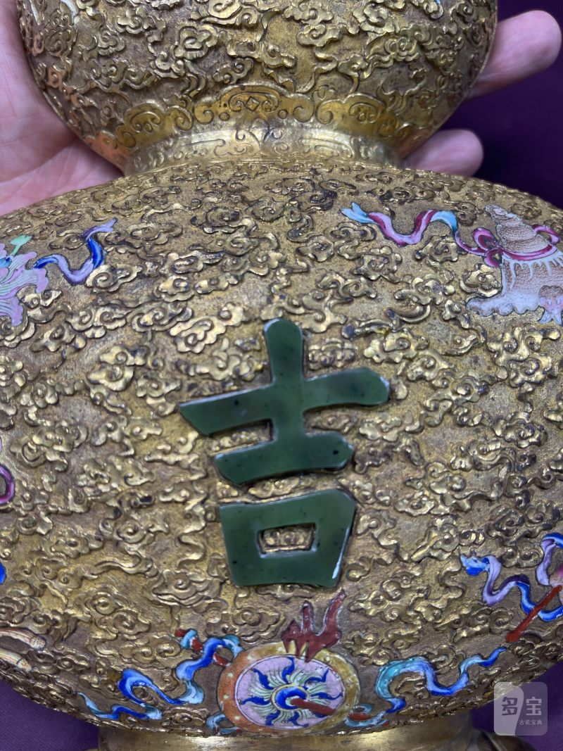 清乾隆 御製铜鎏金画珐琅八宝嵌玉大吉葫芦壁瓶一对 - 图16